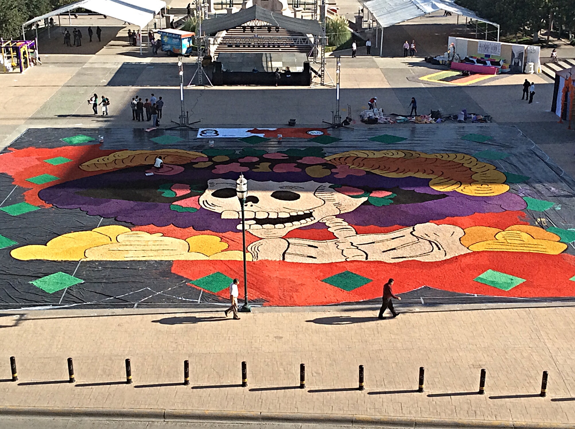 Colorido escenario en la plaza 